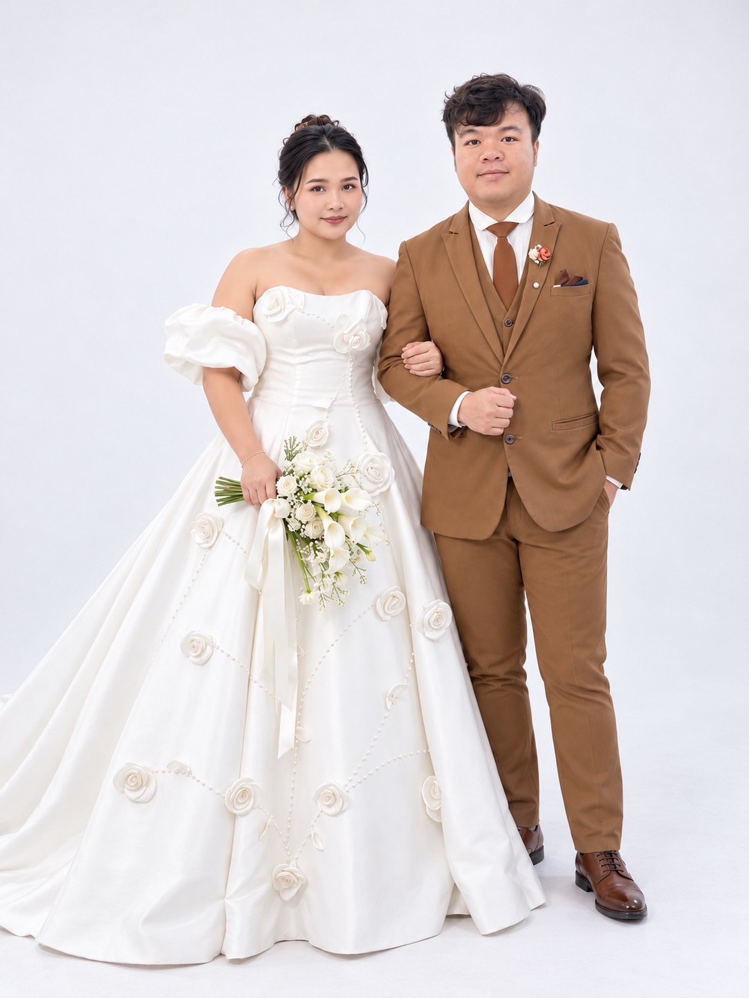 Bronze และ May ในชุดแต่งงาน